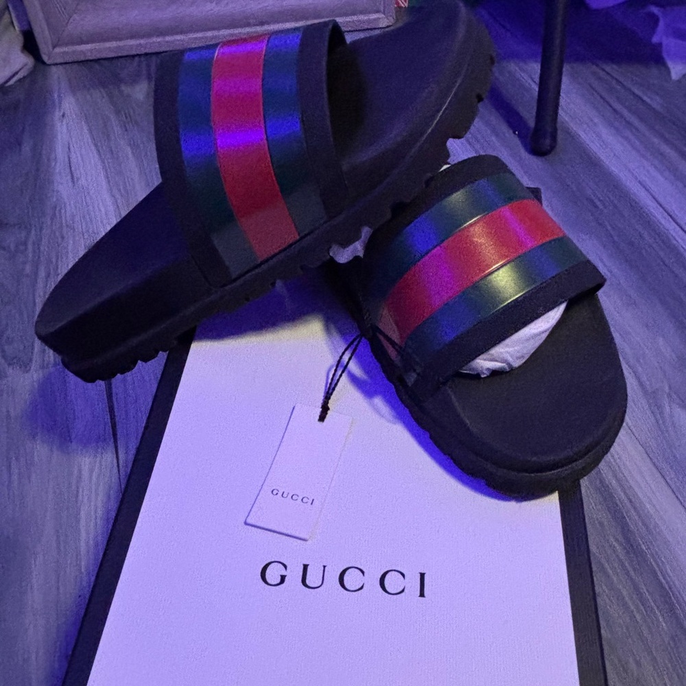 Men’s Gucci Slides 
Size 8 
Retail price: $470 
Resell price: $350